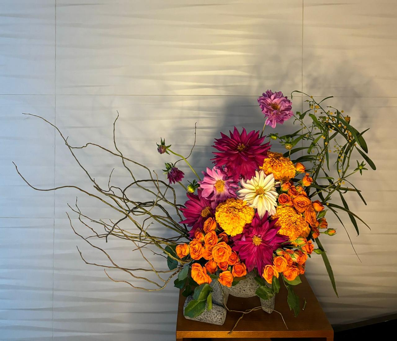 Arreglo ikebana con dalias