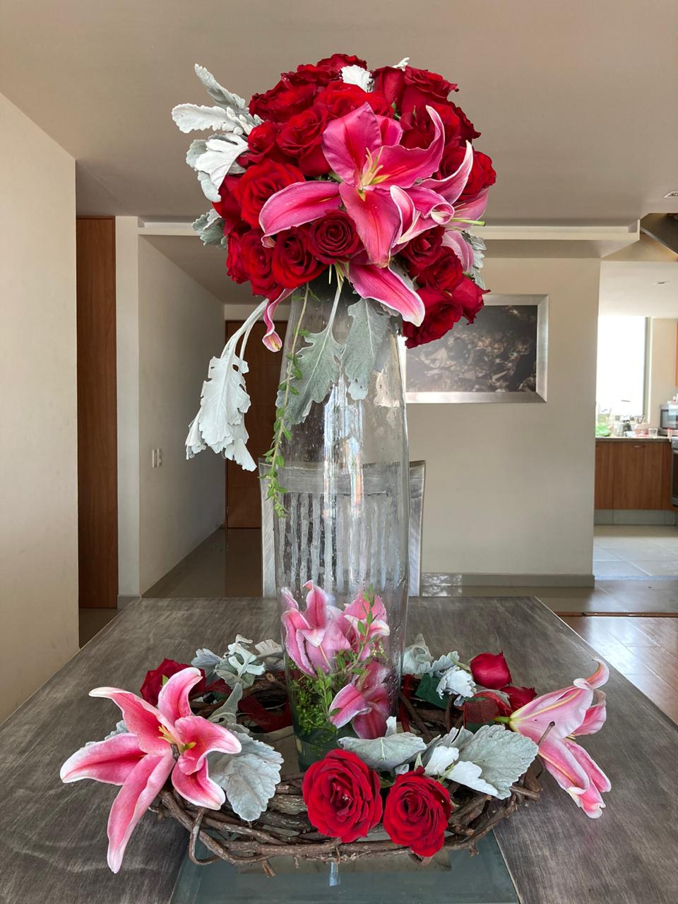 Centro de rosas y lilies