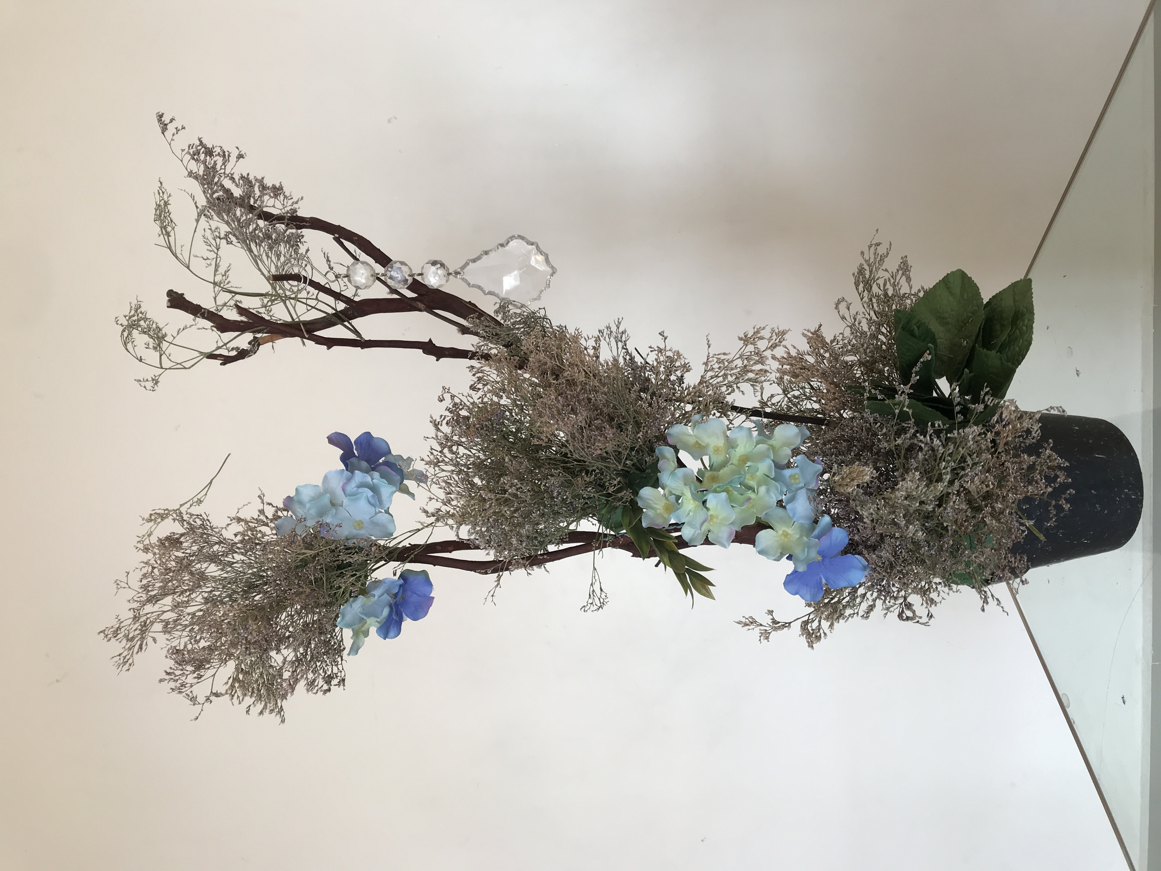 Arreglo con hortensias azules